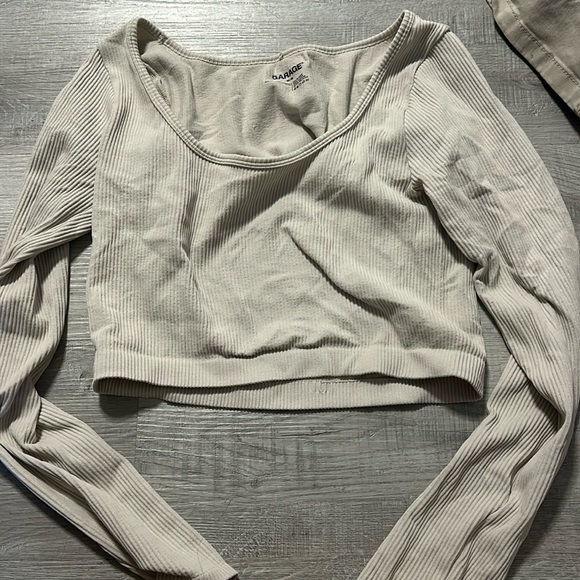 GARAGE SEAMLESS CROP TOP. - Picture 1 of 3